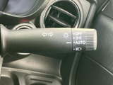 レバー先端まで表示が並び、運転席から設定を確認しやすい配置です。周囲のスイッチ類とも見分けやすく、日常の運転をサポートする便利な装備です。