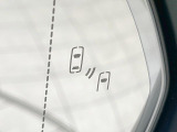 【ブラインドスポットモニター】走行中、ドアミラーの死角になりやすい箇所に後続車が接近するとサイドミラーのレンズに警告を表示!ドライバーに注意喚起をしてくれます。