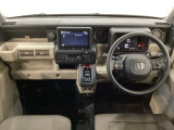 車内は光触媒抗菌消臭施工済です。インパネ周りはスタイリッシュなデザインで機能や装備も充実しています。グローブボックスやカップホルダーのほかにトレーなどたくさんの収納スペースが付いています。