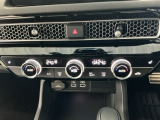 【左右独立オートエアコン】左右席で独立温度コントロールが可能です。運転席はキンキンに冷やして助手席はマイルドにと言った設定が可能です☆暑さ寒さでケンカすることもなくなりますね♪