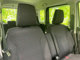 前席の背もたれとヘッドレストが並び、後方からも車内の様子を確認できます。窓から光が入り、落ち着いた色合いのシートと相まって、明るさを感じる室内です。