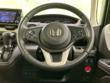 手元には複数のスイッチが配置され、運転姿勢を大きく変えずに車内機能へアクセスできます。握りやすい形状で、運転中の視線移動を抑えたい方にも使いやすい装備です。