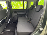 後席はベンチ状のシートで、複数人での移動にも使いやすい空間です。窓が大きく、車内に明るさが感じられます。足元もすっきりしており、同乗者がくつろぎやすい室内です。