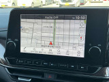 【日産メーカー純正のコネクト大画面ナビゲーション!】遠くへのお出かけする際の心強い味方です!自車位置の確認はもちろん、Bluetooth接続や機能も充実。大きな画面で各操作もしやすく安心です。