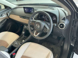 フロントシートは心地よいフィット感と程よいホールド性を両立。今までになく快適な運転を楽しめるマツダ自慢のシートです。