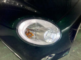白く明るい光で夜間走行をサポートするLEDヘッドランプを搭載