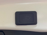 【パワーバックドア】スマートキーや運転席のボタンを押すだけでリアゲートが自動で開閉します!荷物を持っている時や、高い位置にあるバックドアを閉める際に便利な機能です♪