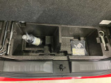 【ラゲッジアンダーボックス】ラゲッジルームのフロア下には、汚れ物や工具を収納できる便利なアンダーボックスを装備!