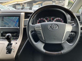 手元に複数のスイッチを備え、運転席から車載機能を操作しやすい仕様です。メーターやナビ画面を確認しながら使える、実用的な装備となっています。