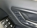 シートメモリー機能装備付きです。シートの位置をそれぞれ記憶しておく事ができるので、ご家族や、複数の方で車を乗られるオーナー様には、便利な機能です。