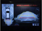 バックモニター付き。駐車の際のサポートとなり、必須アイテムのひとつですよね。それでも、バックする際は必ずご自身の目で確認をしてください。パノラミックビューで上から見下ろした視点でも確認できます!