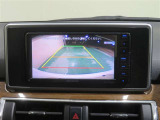 車両後方の映像を映すバックモニター。進路を確認しながら安全に車庫入れできます。