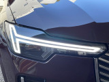 【LEDヘッドライト】ハイビームを先行車や対向車にあてず、その両サイドではハイビーム照射を維持。見える範囲が段違いに広くなりました。北欧神話に登場するトールハンマーをモチーフにデザイン。