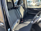 運転席と助手席はゆったりとした座面で、落ち着いて座れる室内空間です。シートの織り柄がさりげないアクセントとなり、ドア内張りも黒を基調に統一。窓からの光が入り、明るさを感じながら過ごせます。