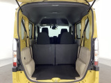 開口部も広く荷物の積み下ろしもしやすいお車となっております。4人乗りでも充分な荷室のスペースがあります。シートの背もたれは5:5の割合で分割して可倒できるので、長いお荷物などを載せることもできます。