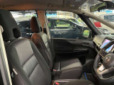 運転席の画像です。足元やシートまわりに余裕があり、リラックスした姿勢で運転が可能です。視界も良好で操作系へのアクセスもしやすく、快適で安心感のあるドライブをサポートします。