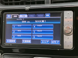 画面にはAMラジオの選局情報が表示され、放送局や周波数を確認できます。音声設定や交通情報などの項目も並び、停車中にテレビ映像を視聴できる装備です。