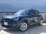 MINIのフロントグリルのデザインはイギリスで生まれた当初から、シルバーのサイドバーが折り重なった伝統的なデザインで御座います。その伝統はBMWのお車になってからでも少しずつ形を変えて守られております