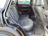 後席もゆとりある空間でゆったりくつろぐことができますので、大切なお客様にお乗り頂く時も快適にお過ごし頂けます