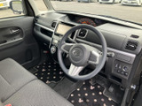 運転席まわりは前方の視界が広く、メーターやセンターパネルも見渡しやすい配置です。シートに腰掛けた際の景色を確かめやすく、日々の移動を落ち着いて始められる室内です。