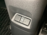 アームレストの後ろ側には、リア席用の充電可能なUSB端子が2個ついています。移動中に充電もできるので便利です。
