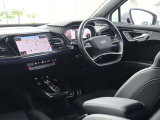 内装はシンプルに使い勝手を考え作られています。お車を運転する感覚をダイレクトに体感して頂けます。室内も広くロングドライブにも快適にお過ごしいただけます。