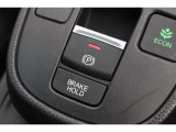 ブレーキホールドをONにすればブレーキペダルから足を離しても停車状態が続きます。信号待ちや渋滞時などに便利な機能です。
