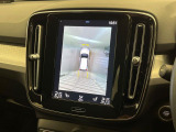 【360&deg;ビューカメラ】4台の高解像度カメラで360度の鳥瞰図を表示。隣の車や壁、死角にある障害物などを画面で確認できるため、狭いスペースでの駐車・出入りも安心です。