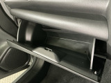 【グローブボックス】収納スペースがあるので車内が散らからずに助かります。ちょっとした物を入れるのにいいですね♪