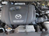 「SKYACTIV-G(ガソリン)」は、規格外の高圧縮を実現し、世界のエンジン技術者に驚きを与えました。さらに、それを維持したままノッキングの発生を抑え、熱効率を向上、走りにも寄与したエンジンです。