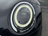 LEDヘッドライトは内側にあるため、前方に勢いを感じさせる鋭い顔つきになります。