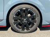 スタイリッシュな純正アルミホイールです。シャープなデザインが車両のデザインとマッチしています。
