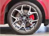 【BMWアロイホイル】軽量かつ強度に拘ったアロイホイル。走行性能ポテンシャルを引き出す設計。車の足元を引き締めてくれる大きなポイントはアロイホイルです。