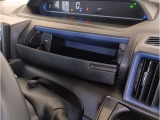 小物が収納できる運転席側インパネアンダーボックス。 ボックス内にはUSBソケットが一口。