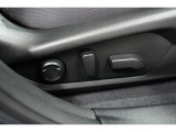 &rdquo;電動シートを装備。お客様に安全に運転頂けるよう座席の位置、座面の上げ下げやリクライニングの加減も細やかな設定を可能にしました。&rdquo;
