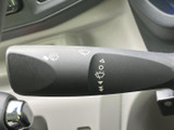 レバーに表示されたマークから操作内容を確認しやすく、運転席で手元を見ながら扱えます。天候に応じて使用する装備を直感的に把握しやすく、日常の運転を支えます。