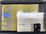スマートキーは鍵をバッグに入れたままでもドアロックの開閉やエンジンのON・OFFができます。夜間や雨の日も鍵を探さなくて良いので便利です。
