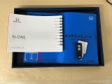 メンテナンスノート【点検整備記録簿・保証書】、取説も揃ってます。スマートキーはバッグなどにしまったままボタン操作でエンジン始動・停止やハイブリッドシステムの起動や停止ができて大変便利です