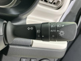 レバーには方向指示やライト関連の表示がまとめられ、記号を見ながら用途を確認できます。運転席から手を伸ばしやすい位置にあり、周囲への合図や夜間の視認に関わる操作を行えます。