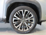 純正のアルミホイール装着車です。タイヤサイズは215/50R18です。