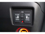 リアは両側パワースライドドアで、開閉には運転席のスイッチ、またはスライドドアのドアハンドルを少し引くだけで自動開閉します。