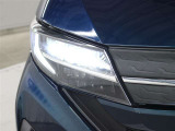 ハイビームで走行中、対向車を検知し操作することなく部分的に遮光する、ADB(アダプティブドライビングビーム)を装備。対向車に眩しい思いをさせることなく、ハイビームの視認性を確保します。