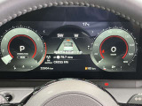 メーター内センターディスプレイには車の様々な設定や情報が表示されます。