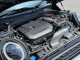 MINIの心臓部であるエンジンは、納車前に専任メカニックが丁寧に点検・整備を実施。細部までしっかり確認し、ベストなコンディションでお届けしますので、安心して快適なドライブをお楽しみいただけます。