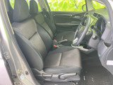 前席は身体を支える形状のシートで、運転席から前方や左右を見渡しやすい室内です。落ち着いた色合いの座席と足元のマットで、日々の通勤やお出かけにも使いやすい空間に仕上がっています。