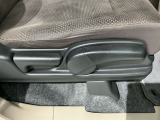 シートハイトアジャスターが付いているので運転姿勢を調整するのに便利ですね。身長に合ったシートポジションは安全運転や疲労軽減にもつながります。