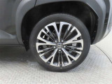 車両のデザインにマッチした純正アルミホイールを装着しています。