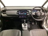 車内は光触媒抗菌消臭施工済です。スタイリッシュなデザインでスポーティなインパネ周りを演出します。グローブボックスやカップホルダーのほかにトレーなどたくさんの収納スペースが付いています。