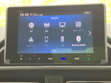 ラジオやテレビ、スマートフォン連携など、複数の音源が画面上に並びます。使いたい項目を選びやすい表示で、普段の移動中もお好みに合わせた音楽やラジオを楽しめる装備です。