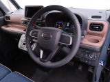センターメーターで視界良好な運転席廻りです。運転時の視線移動が少なくて済むので安全性にも一役買ってくれますね。ぜひ一度ご覧になってください。見易さが違いますよ